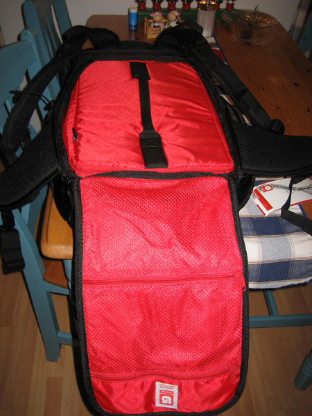 Burton zoom pack 6.jpg - Kamera-osasto (punainen keskella) irtoaa erilliseksi laukuksi niin haluttaessa. Silla on oma olkahihnakin. Kuva: ixus.